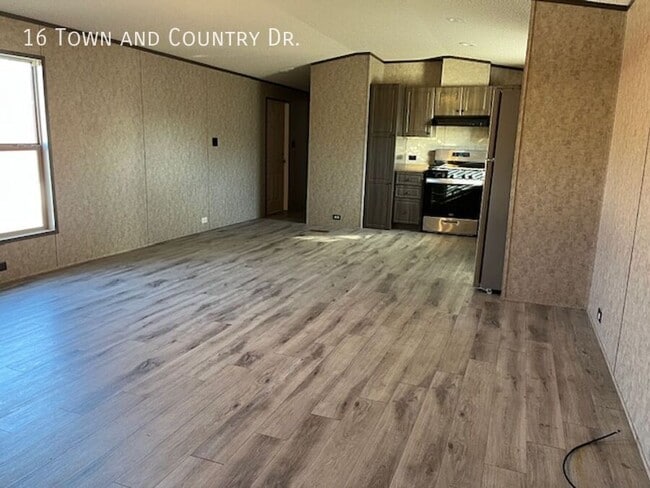 Building Photo - 16 Town and Country Dr