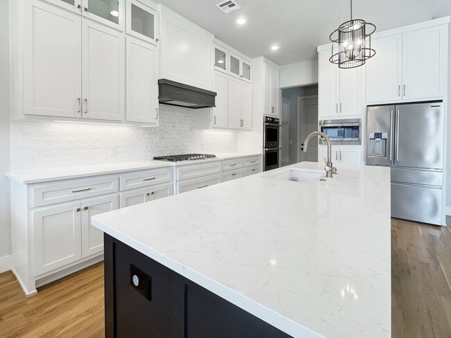 Building Photo - High-End Executive Living in Gated South Tulsa Community