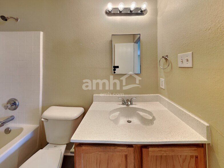Building Photo - 4217 Meadowknoll Dr