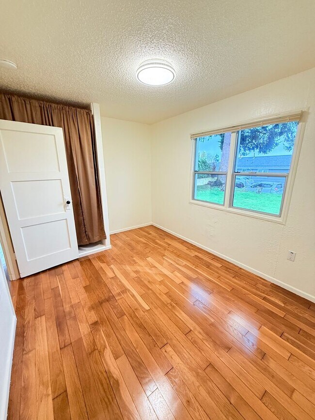 Building Photo - Duplex unit close to Olympic College.