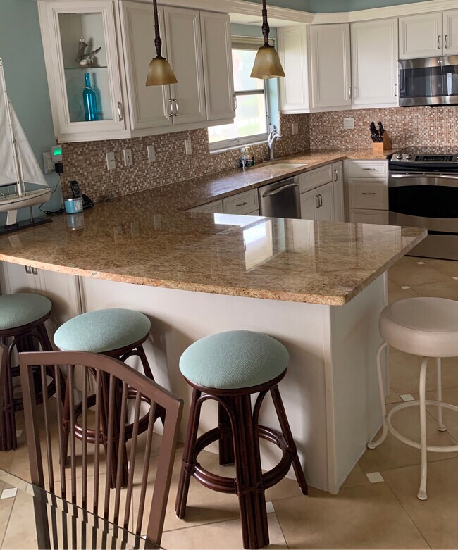 Eat-at peninsula - 6400 Flotilla Dr