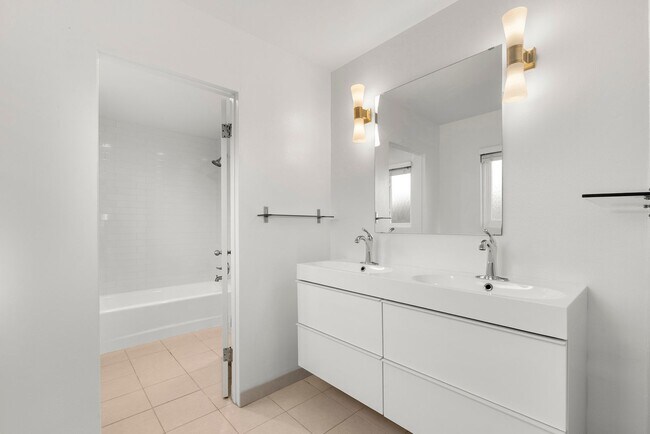 Building Photo - Gorgeous 3+3 Private Single Family Townhou...