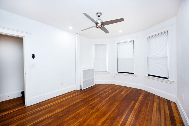 Building Photo - Coolidge Corner Area, In-Unit Washer and dryer, Eat-in Kitchen, Central Heat/AC, Parking is Avail...