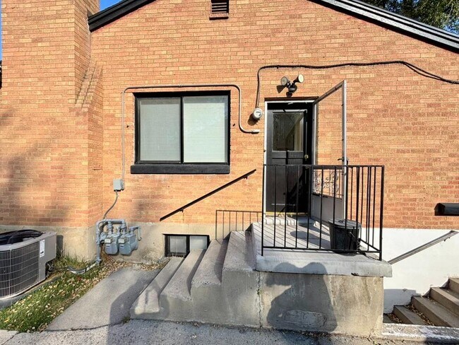 Building Photo - 1398 N 300 W