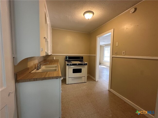 Building Photo - 908 Pecan St