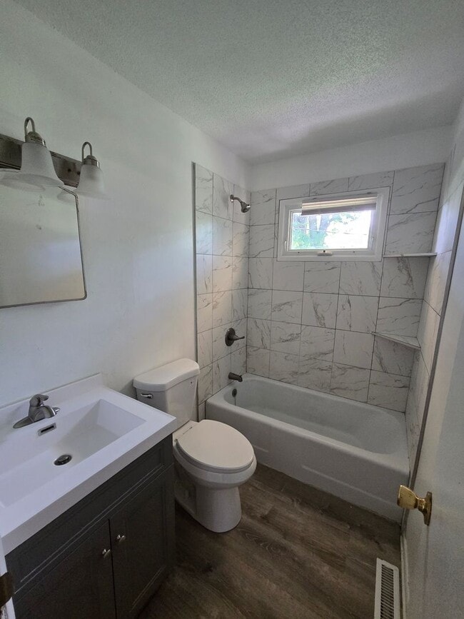 Building Photo - Charming 3 bed 1 bath house with large yard!
