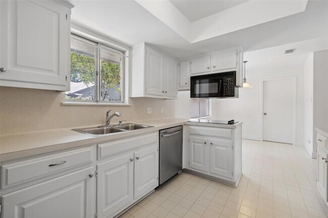 Building Photo - 7202 Squirrel Oak Cir