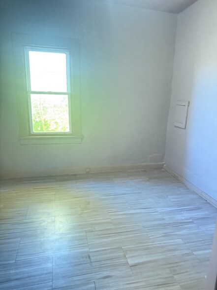 Building Photo - 4633 W 11th Ave