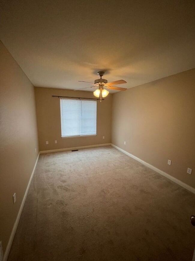 Building Photo - Beautiful 3 bedroom 3 bathroom!!