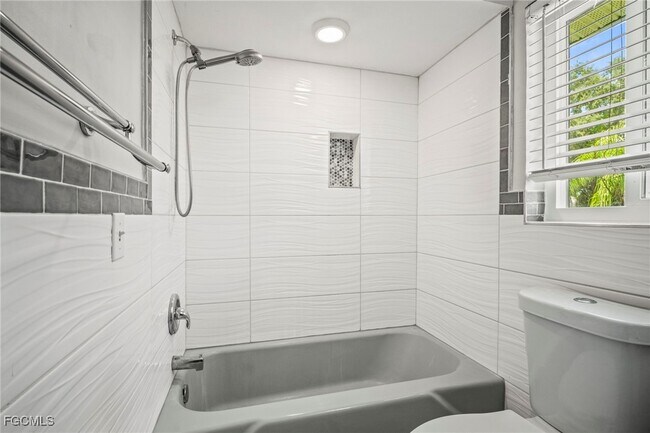Building Photo - 2210 Parkview Dr