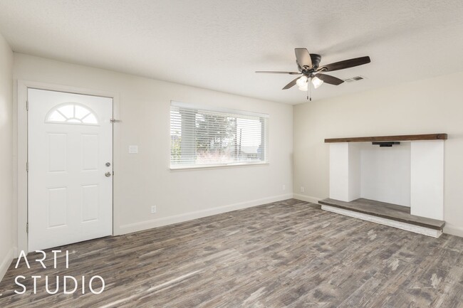 Building Photo - Updated 4 Bedroom 2 Bathroom Home in Washi...