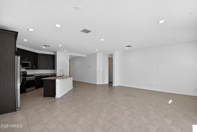 Building Photo - 2555 W Sunland Ave