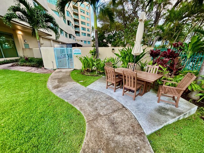 Building Photo - 1314 Kalakaua Ave