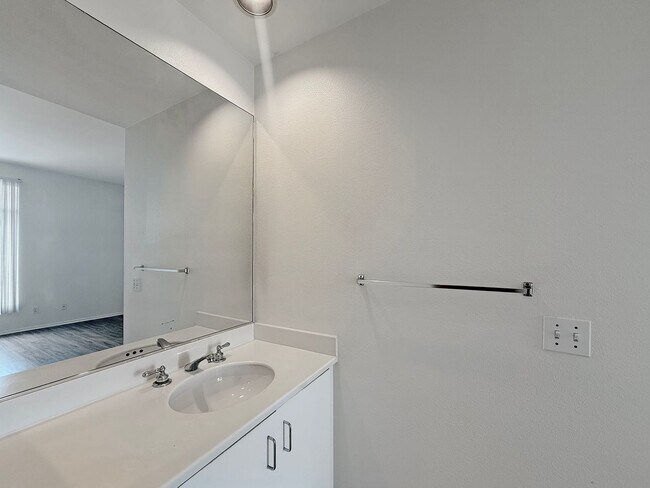 Building Photo - Beautiful 2B/2.5BA in The Elysian Complex!...