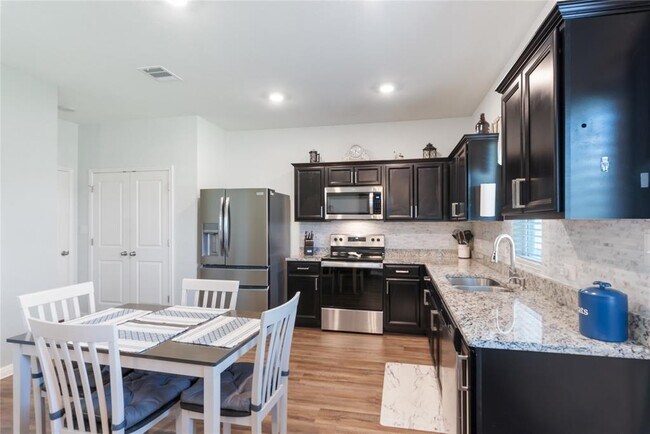 Building Photo - 204 Peony Ln.