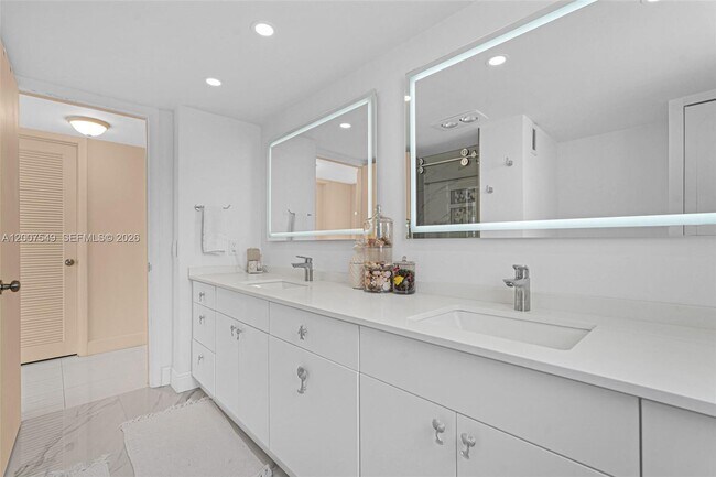 Building Photo - 4280 Galt Ocean Dr