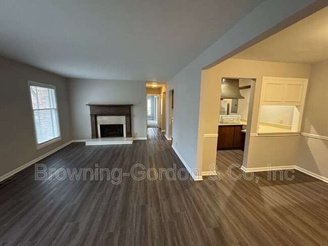 Building Photo - 5025 Hillsboro Dr