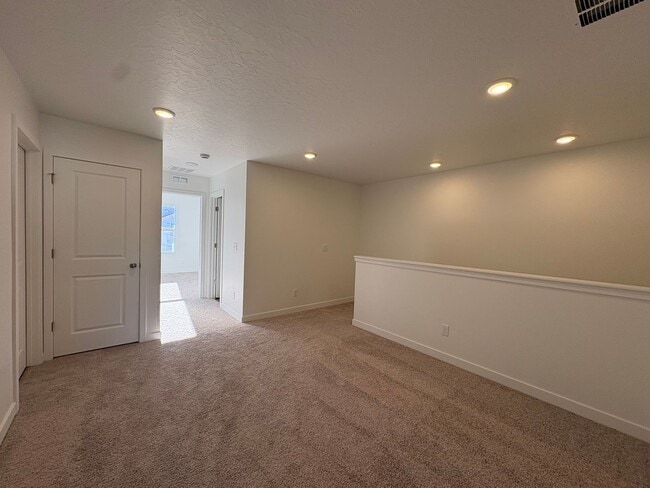 Building Photo - Gorgeous End-Unit Townhome in beautiful Salem!