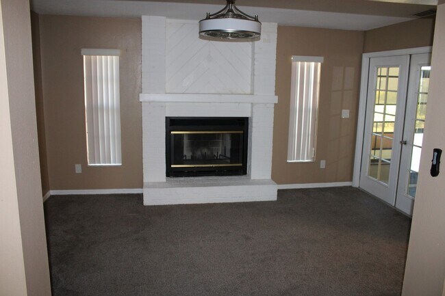 Building Photo - Updated 3 bedroom 2 bath in Greenbrook Estates