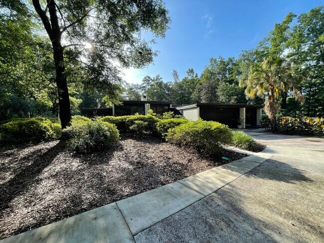 Building Photo - Mid-Century Modern Oasis on 5+ Acres – Pri...