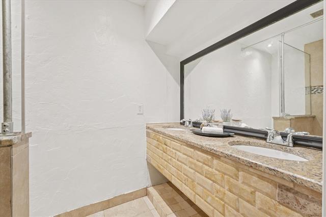 Building Photo - 500 Willow Oak Dr
