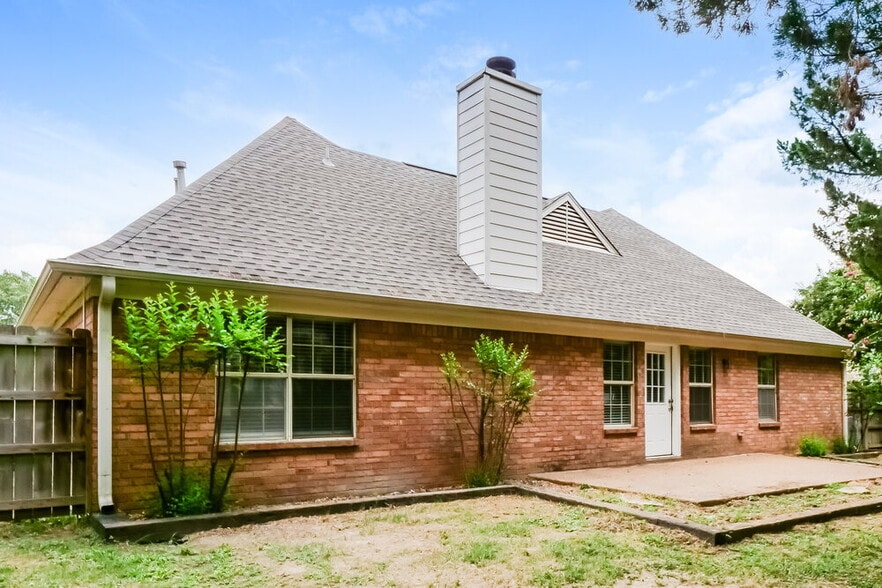 Building Photo - 1163 Carriage Dr S