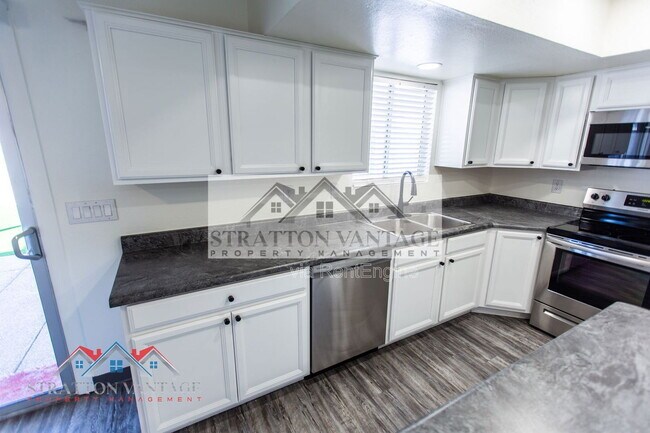 Building Photo - 2526 E Juanita Ave