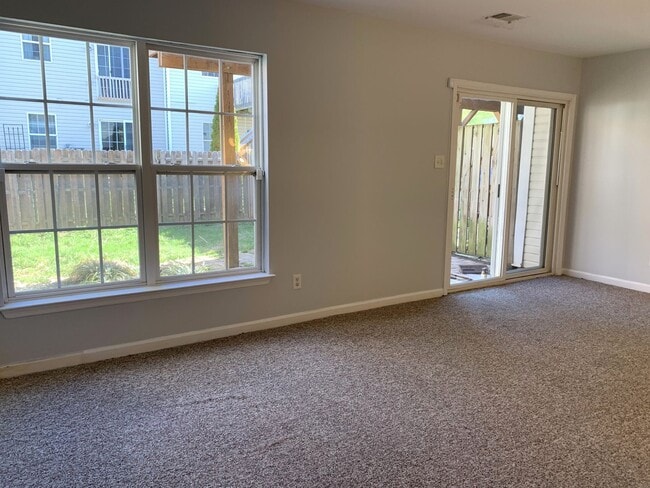 Building Photo - Spacious 3-Bed / 2.5-Bath Townhome – Antrim Crossing Subdivision