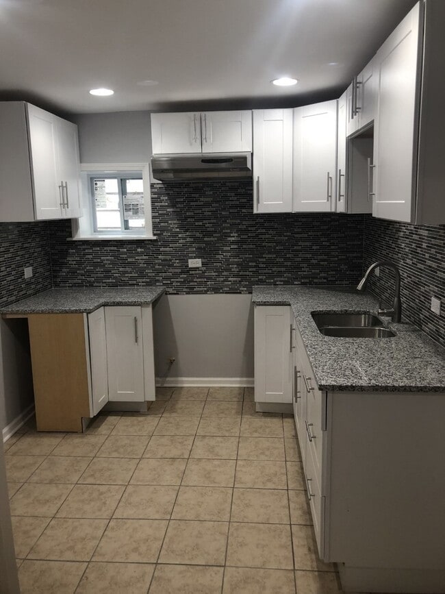 Building Photo - 3302 S Hamilton Ave