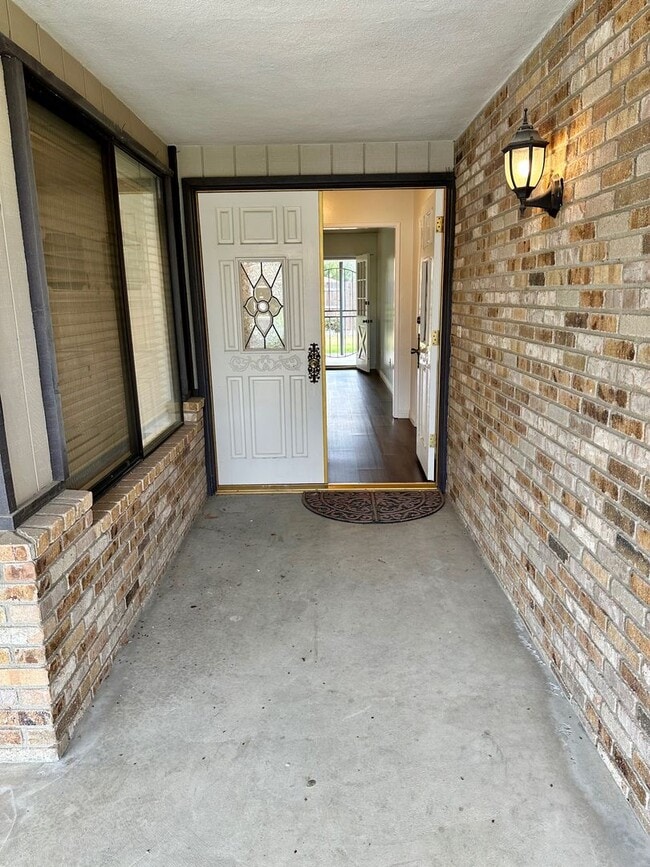 Building Photo - 9913 Spring Oak Dr