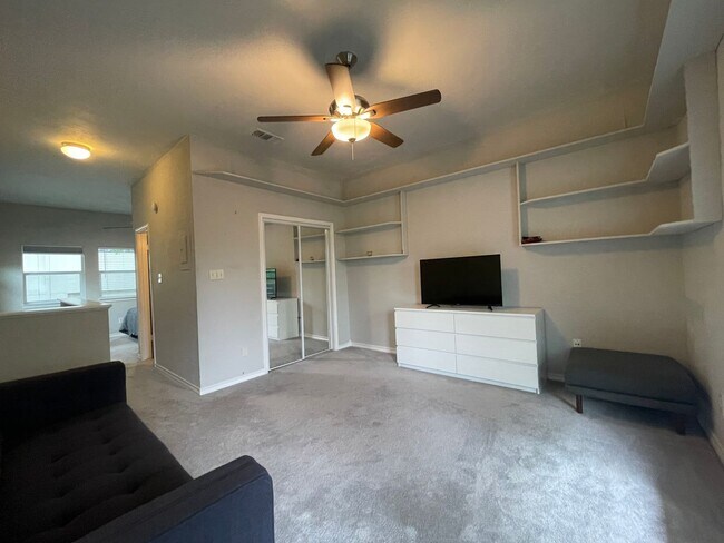 Building Photo - Two Story 1bd/1ba Condo Available Now in T...