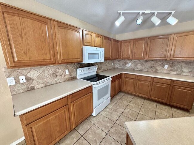 Building Photo - GREAT 4BEDROOM/3BATH HOME WITH ALL THAT YO...