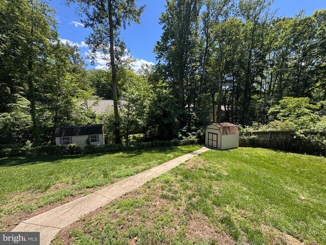 Building Photo - 2026 Admiral Dr