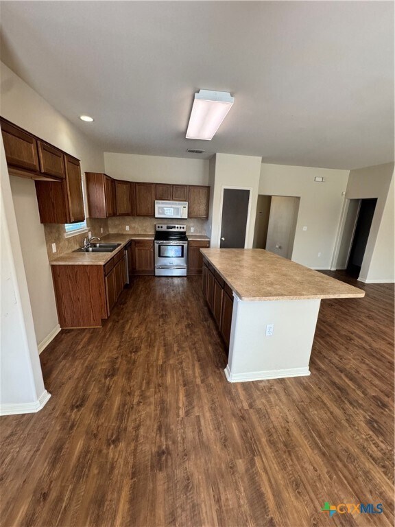 Building Photo - 106 Pin Oak Ct