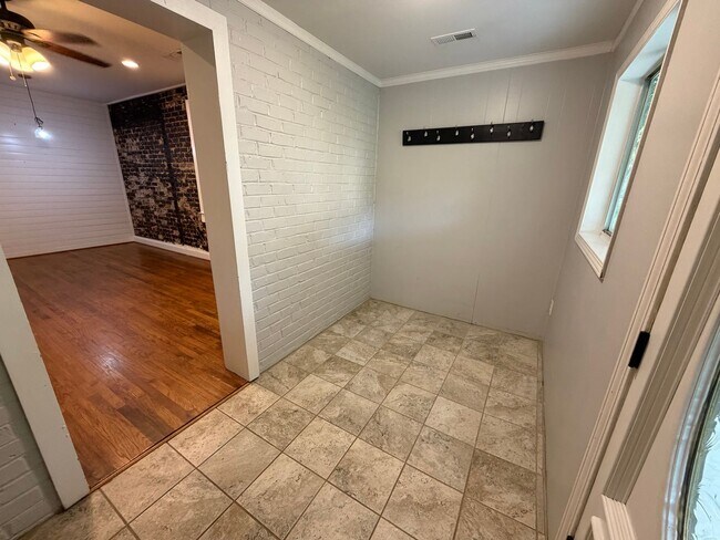 Building Photo - 3 Bedrooms, 1 Bathroom - Home in Celenease! *MOVE-IN SPECIAL!!*