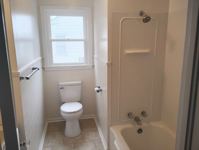 Building Photo - Stunning 3 Bedroom/2 Bath Awaits You