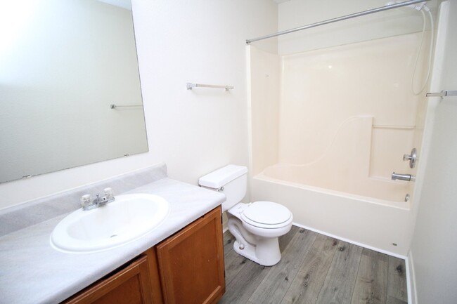 Building Photo - 2-Bedroom, 1-Bathroom Duplex with Garage i...