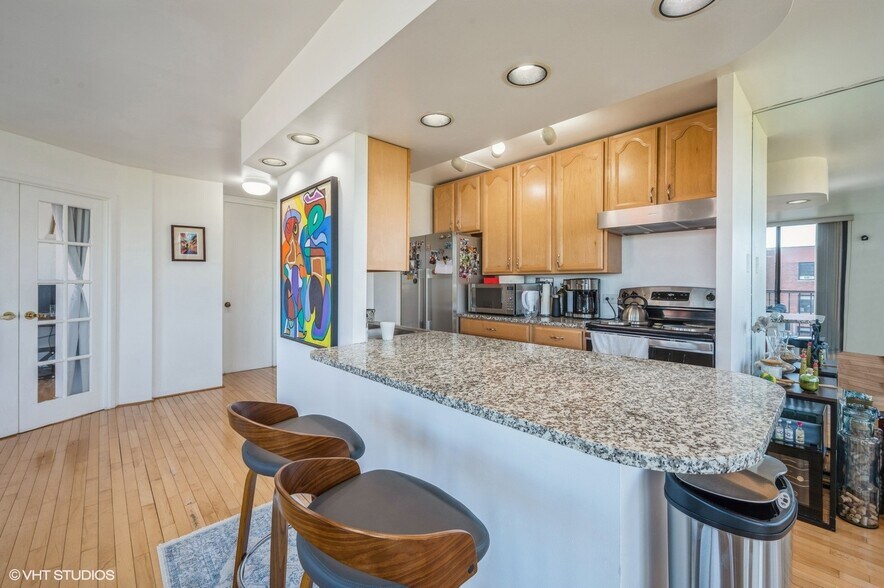Building Photo - 345 W Fullerton Pky