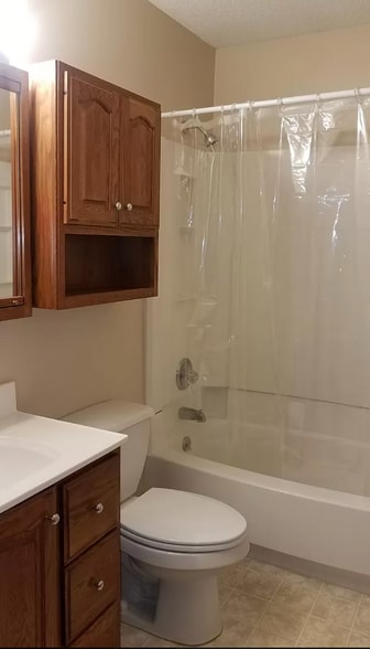 upstairs bathroom - 2324 Crescent Dr