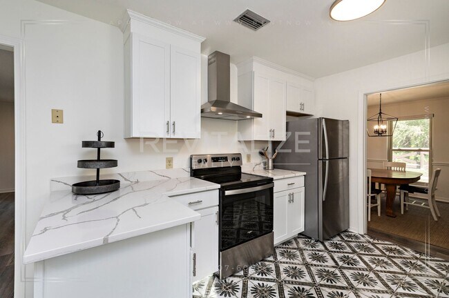 Building Photo - Stunning 3 Bed 2 Bath Brick Home with Huge Yard!