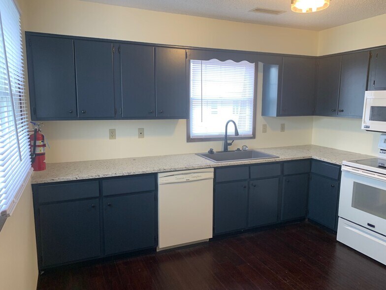 Building Photo - 617 4th St