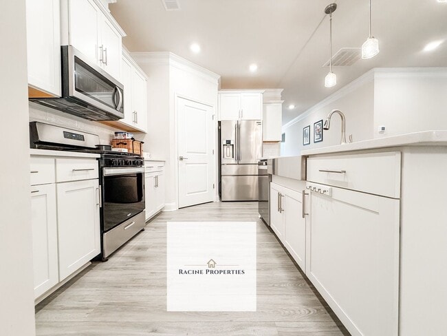 Building Photo - Beautiful, Cozy Home in Greenville!
