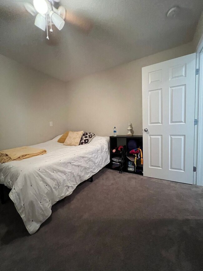 Building Photo - ABSOLUTELY AMAZING! Large 4 bedroom 2 stor...