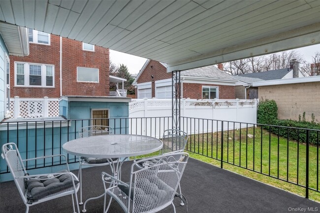 Building Photo - 10 Pell Pl