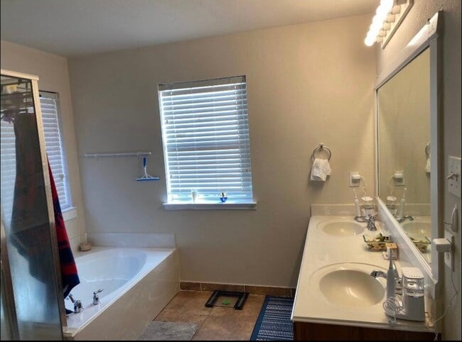 Building Photo - 1505 Hill Lockwoods Dr