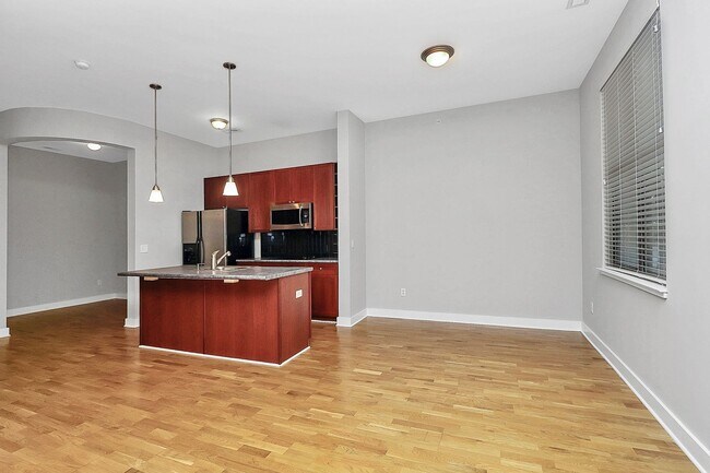 Building Photo - Uptown Living!