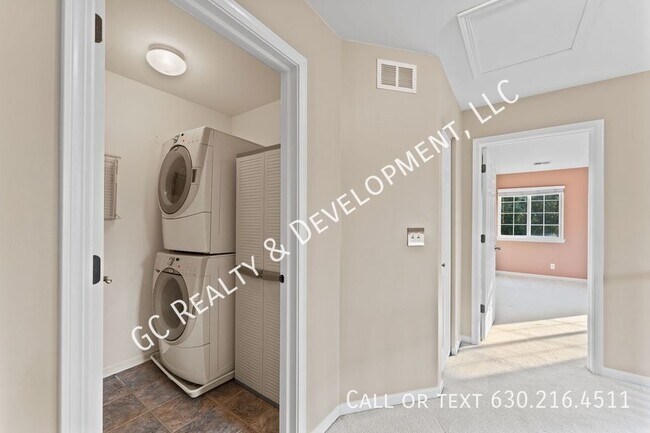 Building Photo - ***2300 SF END UNIT W/LOTS OF LIGHT / 2 BD...