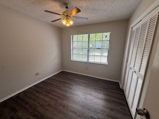 Building Photo - 113 S Deerwood Ave