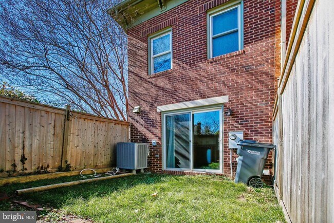 Building Photo - 1525 Oronoco St