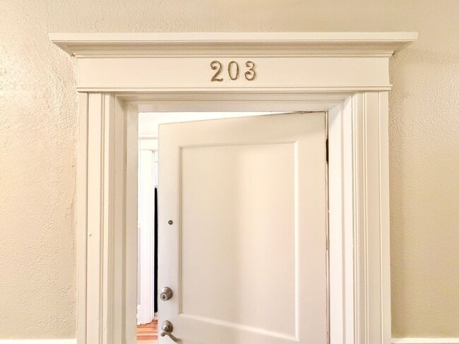 Building Photo - 2 Weeks Free! Charming 2nd Floor 1-Bed Condo in Ideal Nob Hill Location, W/S/G Included